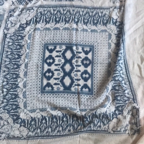 Oversized shawl from Genevieve Dostaler - Picture 3 of 6